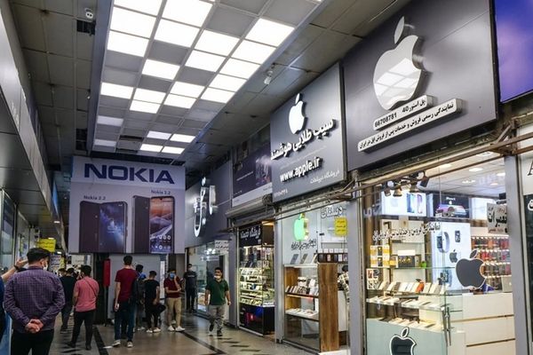 IRGC-Linked News Agency Accuses Football Club Sponsor Of iPhone Smuggling