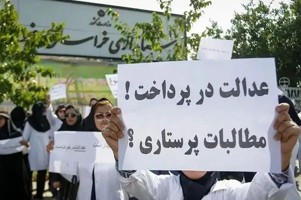 الممرضون الإيرانيون يواصلون احتجاجهم ويهددون بالاستقالة الجماعية.. والأمن يهاجم المحتجين