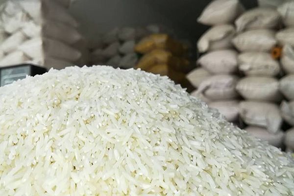 برلماني إيراني يكشف عن فساد بالمليارات في "استيراد أرز فاسد"