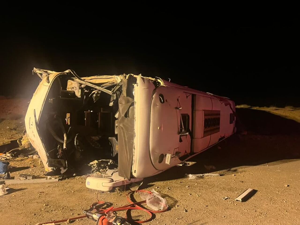 در پی واژگونی یک اتوبوس در محور اصفهان-نطنز  دست‌کم ۱۳ نفر جان باختند