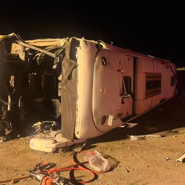 در پی واژگونی یک اتوبوس در محور اصفهان-نطنز دستکم ۱۳ نفر جان باختند