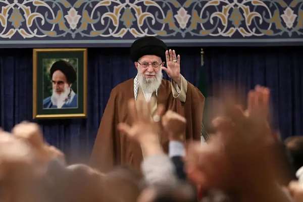المرشد الإيراني يدافع عن الأجهزة الأمنية بعد اتهامها بـ"الفشل" في منع تفجيرات كرمان