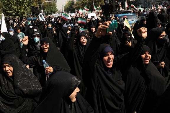Pro-government people rally against the popular protest rallies in Tehran (September 2022)