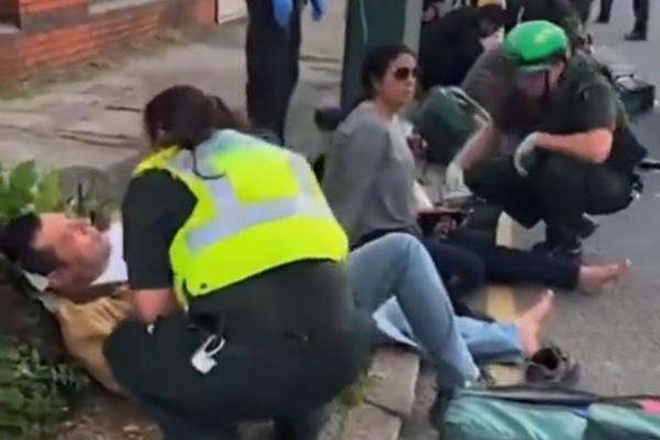 بعد هجومهم على تجمع للمعارضين.. نشطاء سياسيون يطالبون بمحاكمة "بلطجية" النظام الإيراني