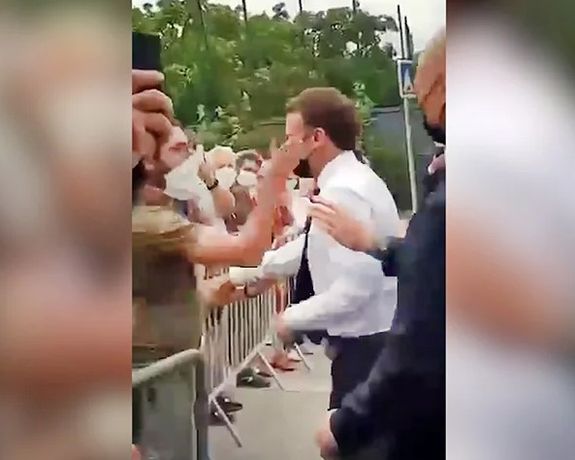 دادستانهای فرانسه خواستار ۱۸ ماه حبس برای مردی شدند که به امانوئل مکرون سیلی زد