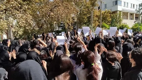 ادامه حمایت جهانی از خیزش انقلابی ایران، همزمان با تلاش فرامرزی حکومت برای سرکوب مردم