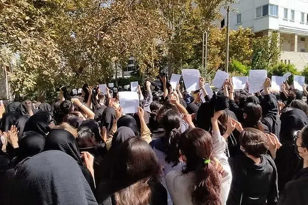 جهود "عابرة للحدود" يبذلها نظام إيران لقمع انتفاضة الشعب وتواصل الدعم الدولي للثورة