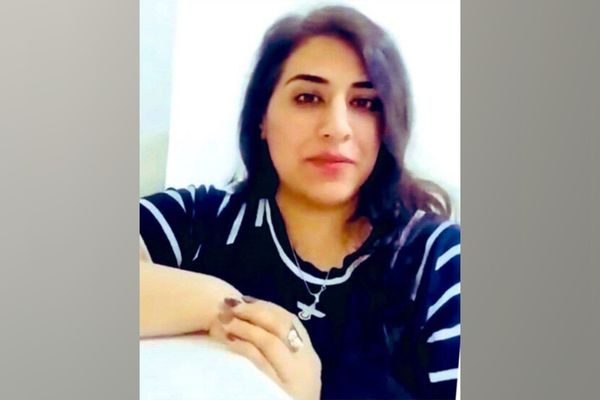 من محبسها بسجن "إيفين".. ناشطة سياسية تتحدى النظام الإيراني.. بالرقص