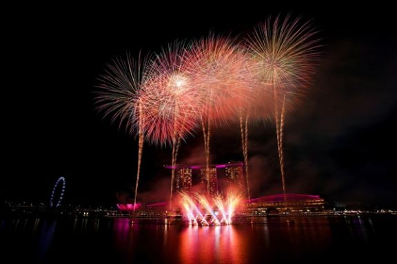 مردم جهان با آتشبازی، زنگ کلیسا و شیرجه در آبهای یخزده سال ۲۰۲۵ را بدرقه کردند