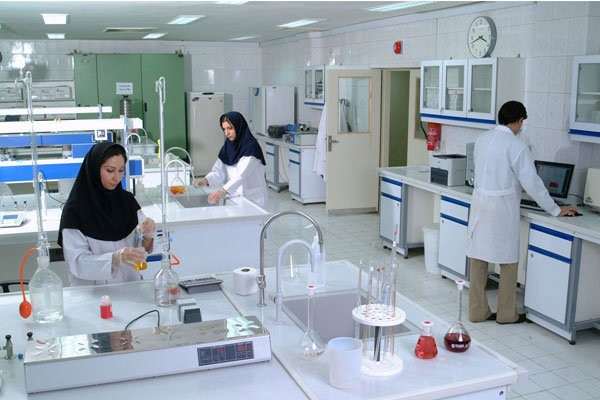 بعد الأطباء والممرضين وأساتذة الجامعات.. قطار الهجرة من إيران يصل إلى الصيادلة