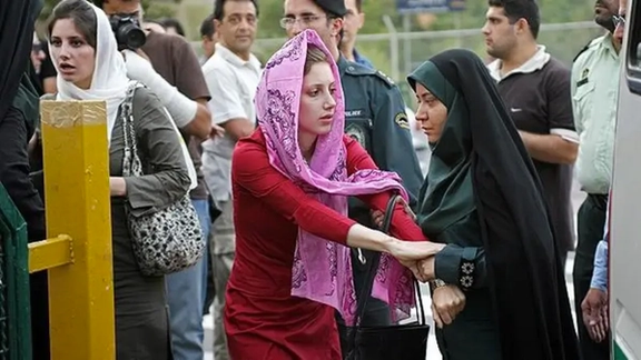 الحرس الثوري الإيراني يعلن تشكيل مجموعة جديدة لتتبع قانون "فرض الحجاب"