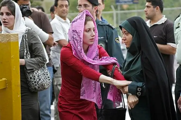 الحرس الثوري الإيراني يعلن تشكيل مجموعة جديدة لتتبع قانون "فرض الحجاب"