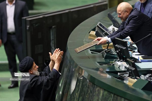 Iranian President Presents New Budget Amid Economic Crisis