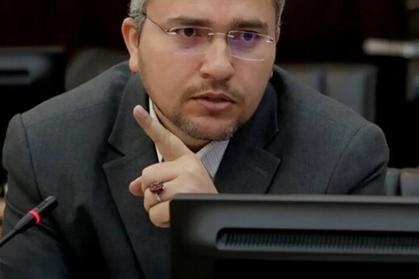 برلماني إيراني: تخصيب اليورانيوم بنسبة 90% أحد الخيارات في حال التعرض لهجوم