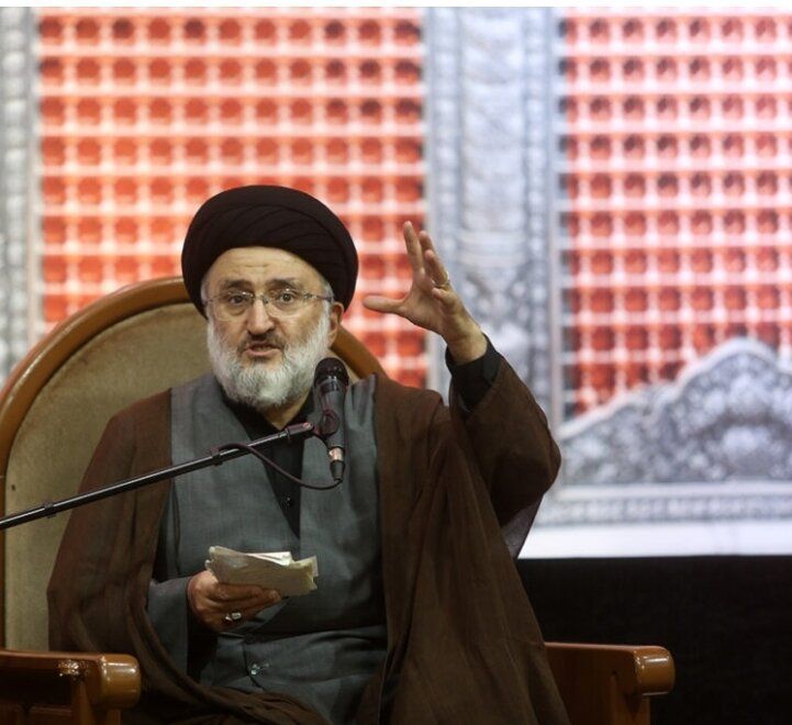 مدرس حوزه علمیه: کسی که لباس بدن‌نما می‌پوشد، عفاف ندارد