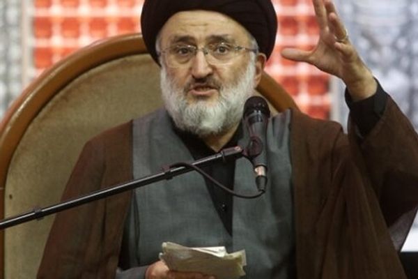 مدرس حوزه علمیه: کسی که لباس بدننما میپوشد، عفاف ندارد