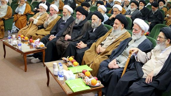 أكاديمي إيراني: أتجنب ارتداء الجبة والعمامة بسبب كراهية المواطنين لرجال الدين