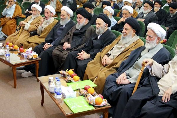 أكاديمي إيراني: أتجنب ارتداء الجبة والعمامة بسبب كراهية المواطنين لرجال الدين