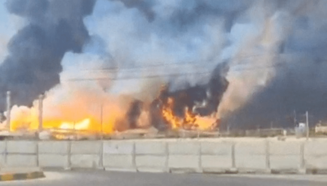 یک پالایشگاه در کویت به دلیل حملات پهپادی دچار آتش‌سوزی شد