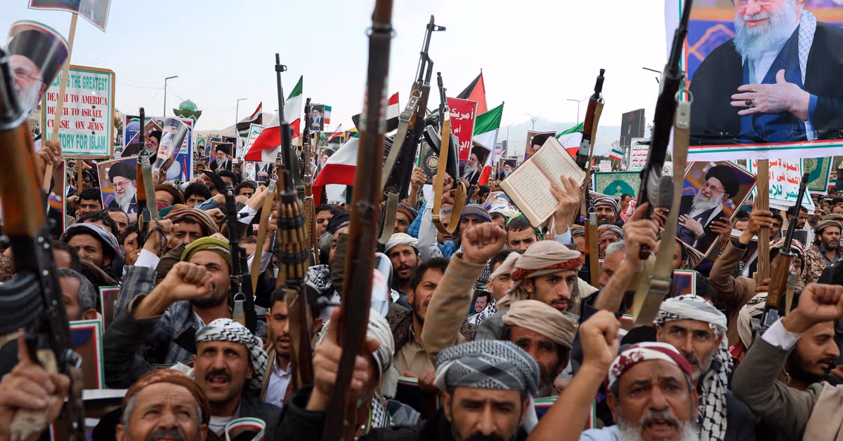 Houthis say ready to join Iran war, raising shipping risks
