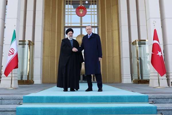 "رئيسي" وأردوغان يلتقيان في تركيا لمناقشة القضايا الثنائية والإقليمية بما في ذلك حرب غزة