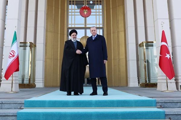 "رئيسي" وأردوغان يلتقيان في تركيا لمناقشة القضايا الثنائية والإقليمية بما في ذلك حرب غزة