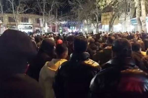 حكومة بزشكيان تؤكد تقييد وقطع الإنترنت بسبب الاحتجاجات المشتعلة في إيران