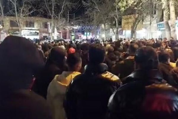 حكومة بزشكيان تؤكد تقييد وقطع الإنترنت بسبب الاحتجاجات المشتعلة في إيران