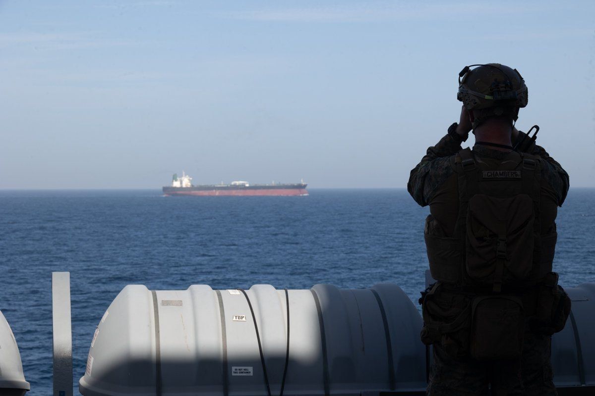 سی‌ان‌ان: پس از توقف دوباره تردد در تنگه هرمز، شناورها به مناطق امن‌تر رفتند