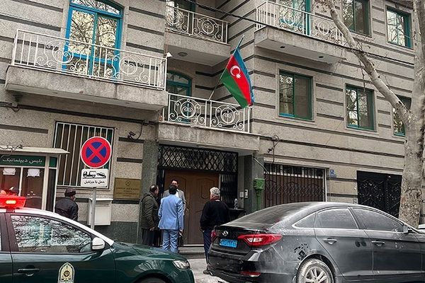 أذربيجان تحذر طهران من عدم التعامل بشفافية مع قضية إطلاق النار على سفارتها