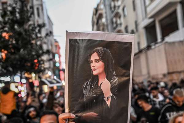 استمرار الاعتقالات في إيران مع اقتراب الذكرى السنوية لاحتجاجات "المرأة.. الحياة.. الحرية"