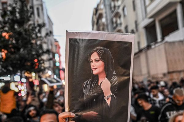 استمرار الاعتقالات في إيران مع اقتراب الذكرى السنوية لاحتجاجات "المرأة.. الحياة.. الحرية"