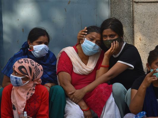 طی ۲۴ ساعت گذشته بیش از ۲۳۰۰ نفر در هند، جان خود را در اثر کرونا از دست دادند