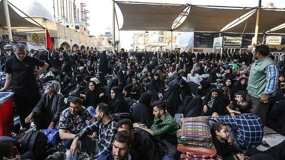 Crowds of pilgrims waiting at the Iraq border crossing, September 2022