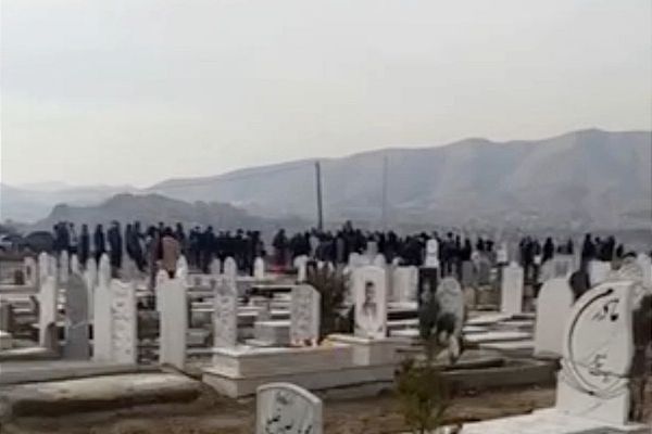 رغم محاولات منعها.. أعداد كبيرة من الإيرانيين تشارك في أربعينية قتلى الاحتجاجات في 4 مدن