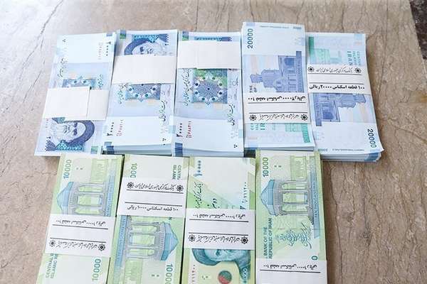 الرئيس الإيراني يقدم للبرلمان مشروع قانون بحذف 4 أصفار من العملة الوطنية