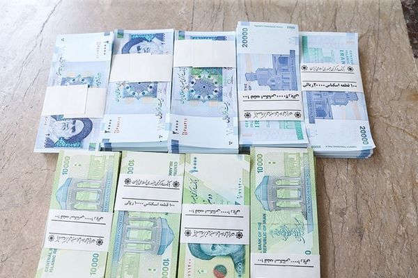 الرئيس الإيراني يقدم للبرلمان مشروع قانون بحذف 4 أصفار من العملة الوطنية