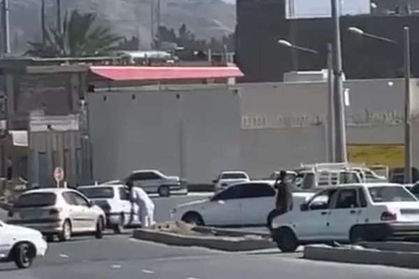 زعيم سُنة إيران يتبرأ من مهاجمة مركز شرطة زاهدان.. وتكهنات بوضعه تحت الإقامة الإجبارية