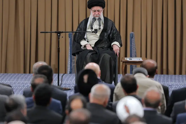 داعيًا إلى إنهاء الخلافات.. خامنئي: يجب أن يسمع العالم صوتًا واحدًا من إيران