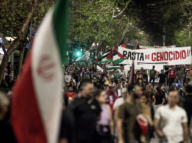 پرچم جمهوری اسلامی در راهپیمایی حمایت از غزه در پایتخت اروگوئه