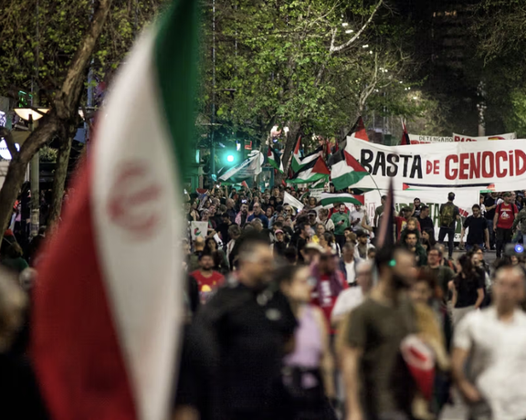 پرچم جمهوری اسلامی در راهپیمایی حمایت از غزه در پایتخت اروگوئه