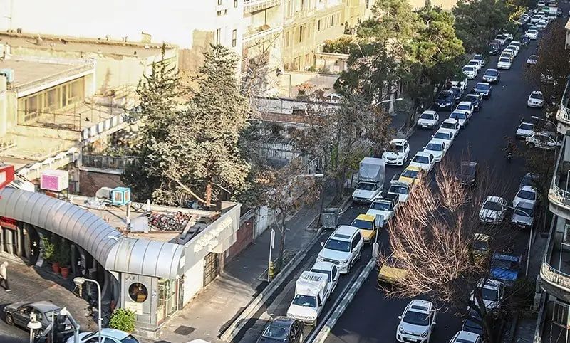 صف‌ طولانی خودروها و فروش دستی و آزاد بنزین در پی حمله هکری به پمپ بنزین‌ها