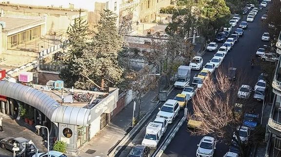 صف طولانی خودروها و فروش دستی و آزاد بنزین در پی حمله هکری به پمپ بنزینها