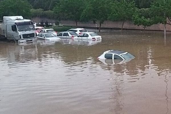 مصرع 5 أشخاص بينهم طفل جراء السيول في إيران