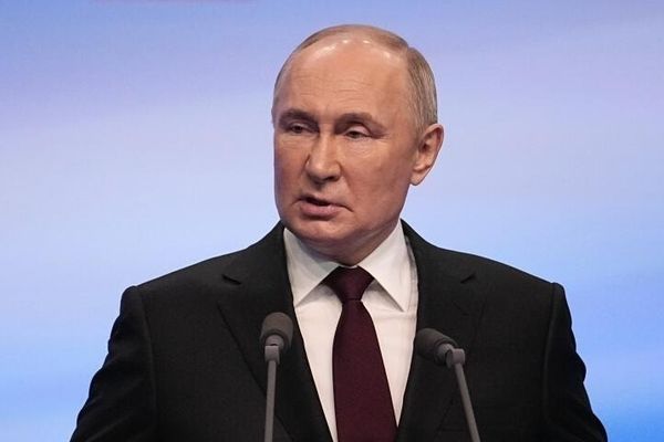 بوتين: ساعدنا في إجلاء 4 آلاف مقاتل إيراني من سوريا.. والجيش السوري ترك مواقعه دون حرب