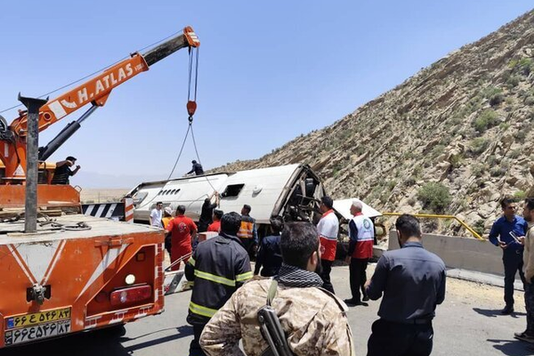 مصرع 21 إيرانيا وإصابة 25 آخرين في انقلاب حافلة