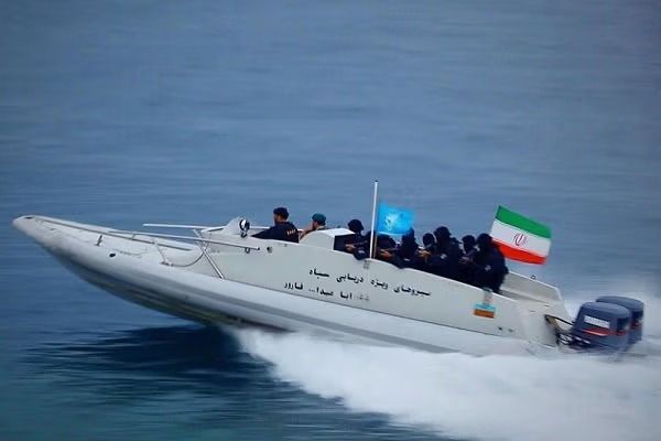 الحرس الثوري الإيراني ينشر قوات خاصة لرصد السفن في المسار الجنوبي لمضيق هرمز 