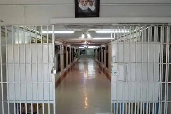 إضراب لمعتقلي ذكرى الانتفاضة الإيرانية في سجن "دهدشت" عن الطعام.. والحرس الخاص يعتدي عليهم