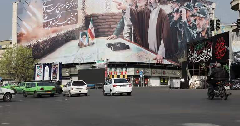 غیبت رهبر ایران به اردوگاه جنگ فضایی برای شکل دادن به سیاست می دهد