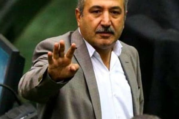 برلماني إيراني: الحكومة تكذب على المواطنين بلا خجل.. وهي "تنظر في عيونهم"
